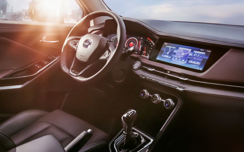 Interior de un Changan CS15, mostrando el volante, pantalla táctil y consola central.