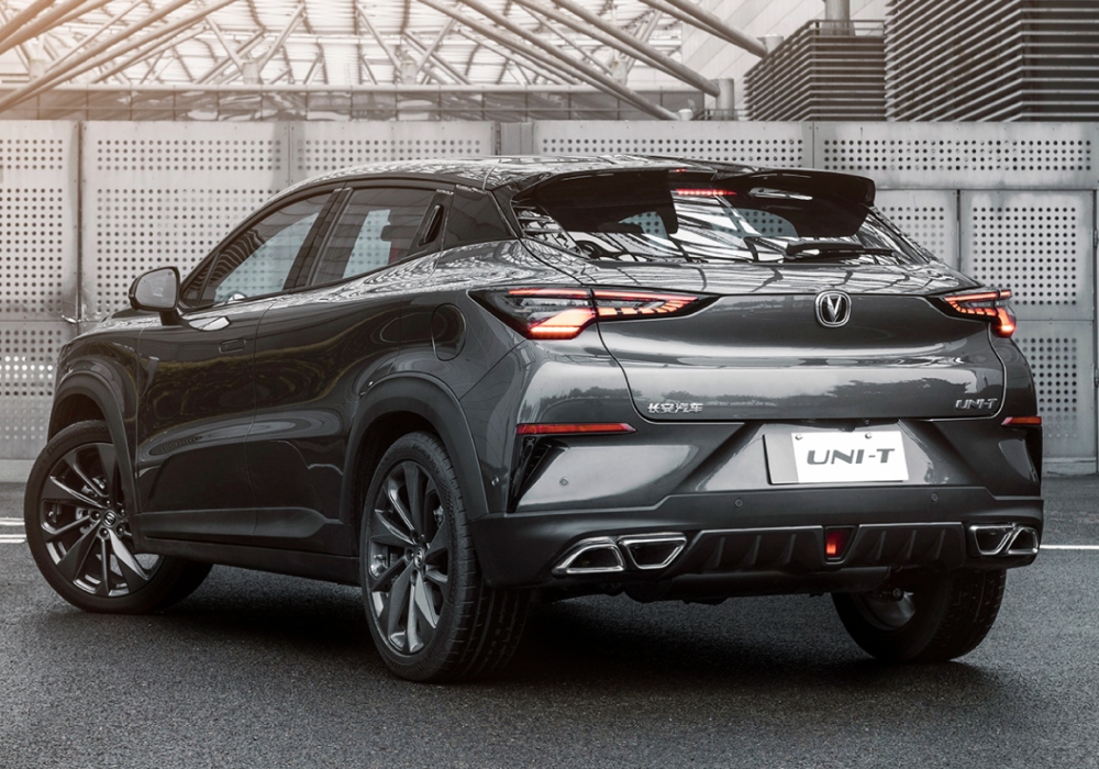 El Changan UNI-T en color gris oscuro se muestra en una vista trasera diagonal