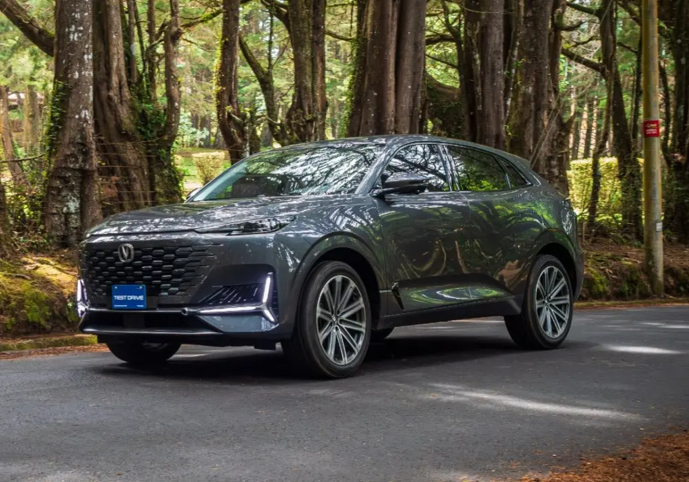 Changan UNI-K gris oscuro estacionado en una carretera asfaltada