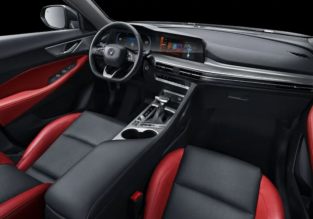 Interior de un vehículo Changan con asientos de cuero.