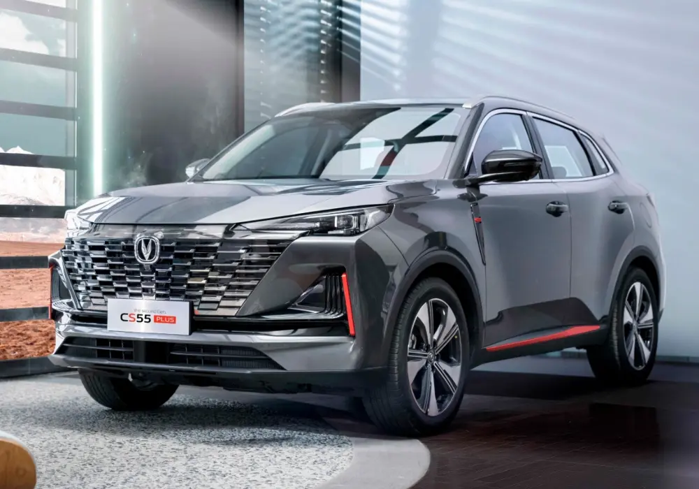 Changan CS55 Plus, carro familiar amplio color gris