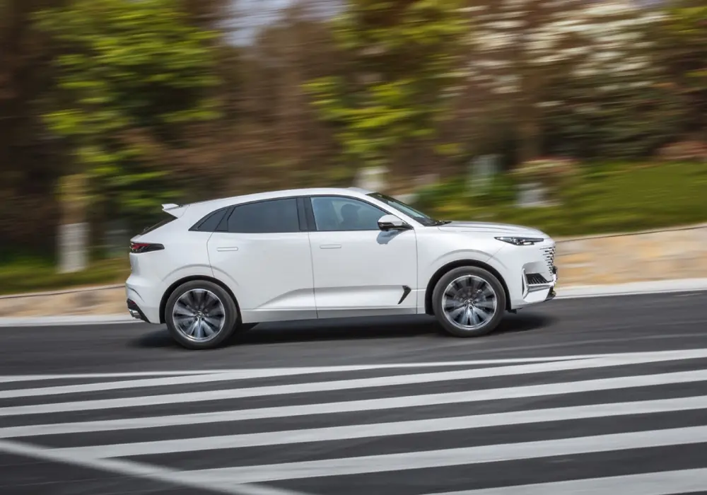 Changan Uni-K: SUV familiar color blanco